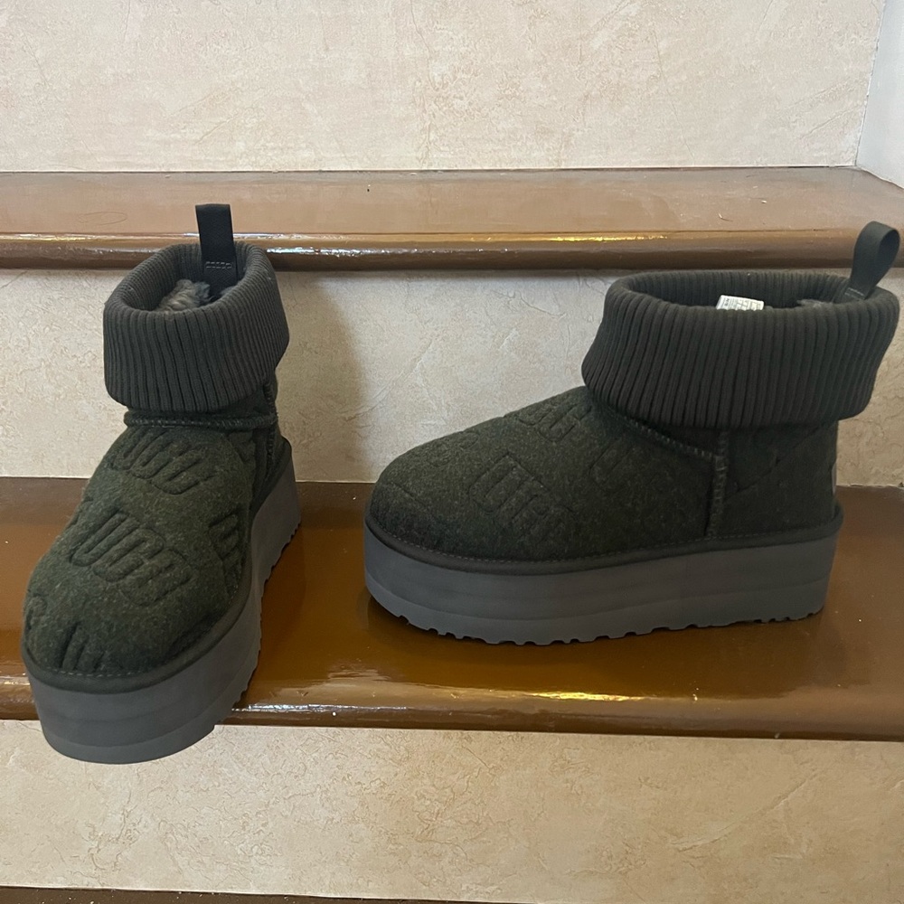COPY - NWOB New UGG Women's Mini Classic Felted Platforms boots Sz 8
